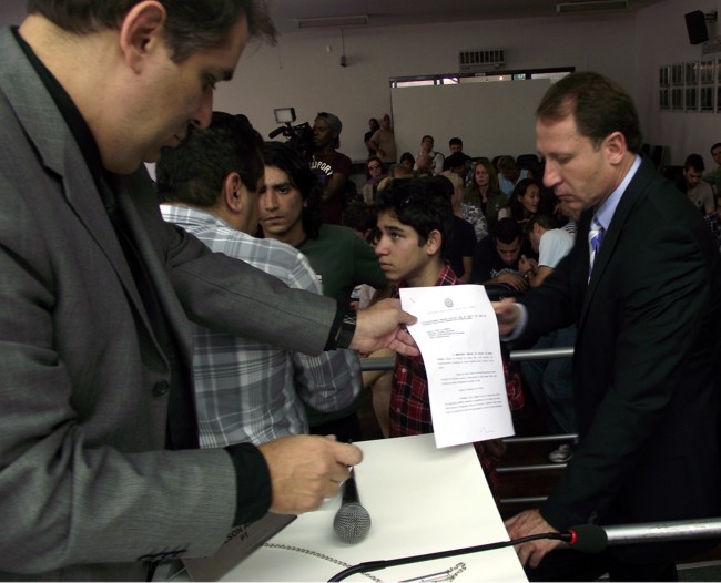 Divinópolis: Prefeito garantido pelo Ministério Público e pela PM conversará com os manifestantes acampados na Câmara promotores sergio gildin e alessandro garcia
